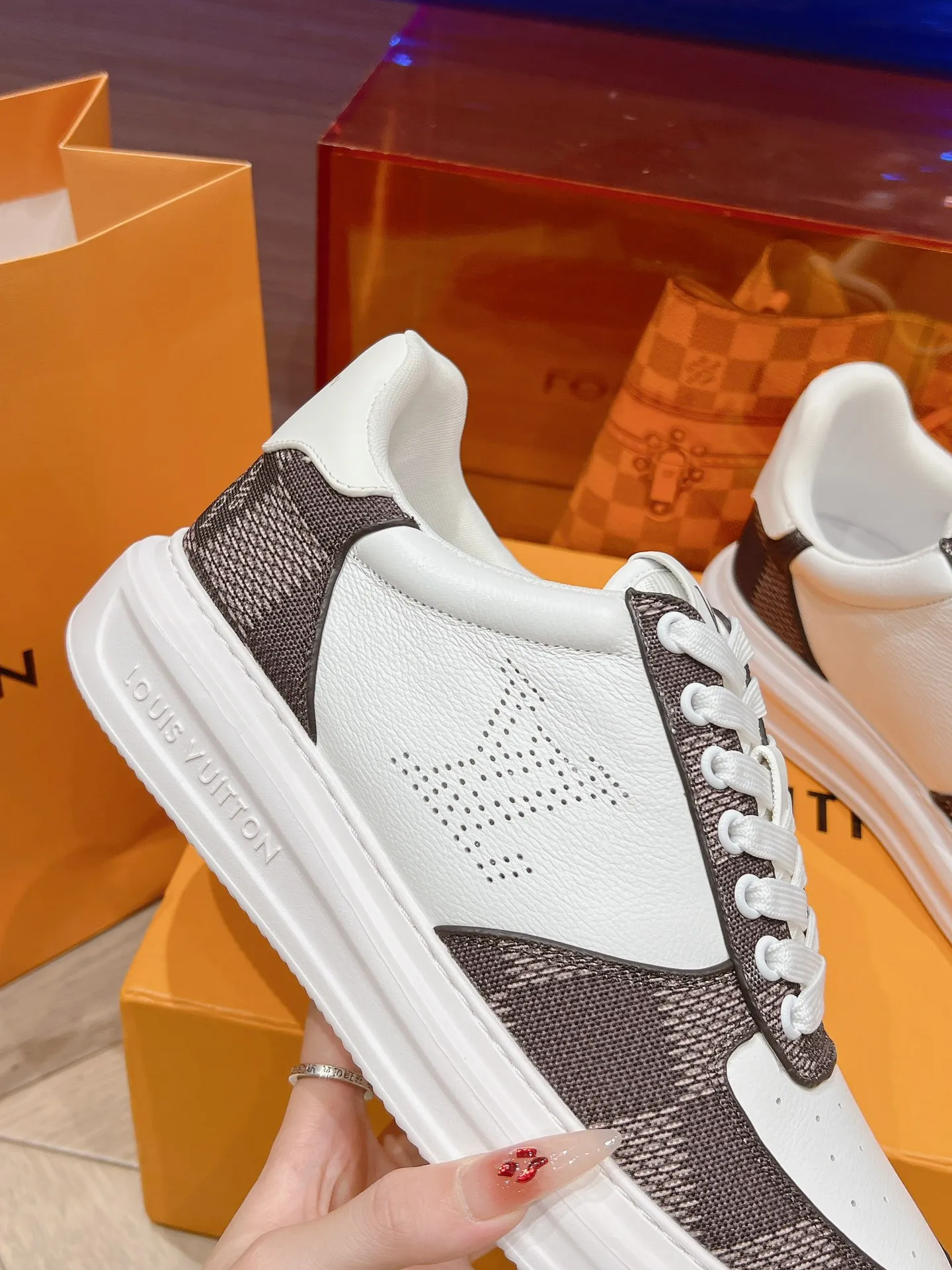 👟👟Ex-factory price 680👟👟 New LV white shoes for men, checkerboard series, plaid color matching, pure cowhide, 3D printed breathable holes, men's casual business travel shoes👟full of comfort, size: 37-45